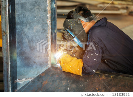 worker welding construction by MIG welding 18183931