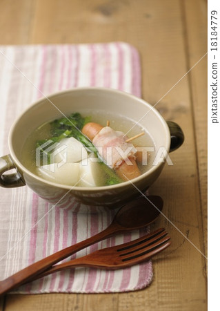 蘿蔔香腸煮湯,清爽濃鬱 蘿蔔香腸煮湯,清爽濃鬱 18184779