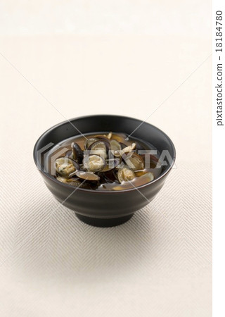 新鮮蛤蜊味噌湯，對身體有益的食物 18184780