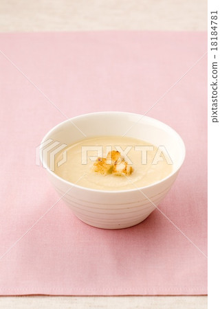 用馬鈴薯製成的濃湯,一種健康的食材 用馬鈴薯製成的濃湯,一種健康的食材 18184781