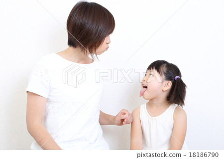 生氣和舌頭的孩子 18186790