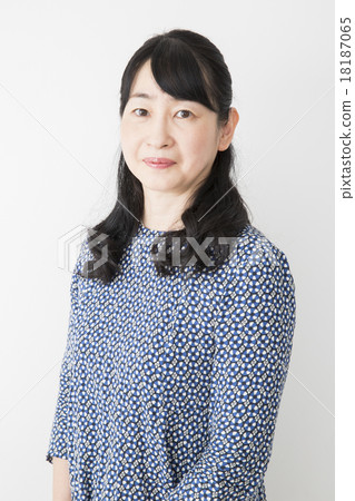 Senior women portrait 18187065