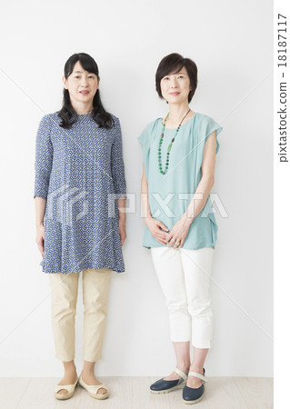 Two portraits middle women 18187117