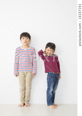 兩個男孩兄弟的肖像男孩 18187191