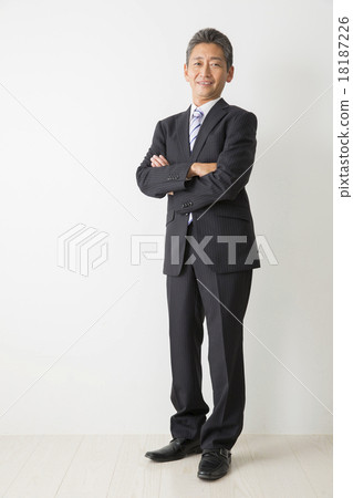 Senior men wearing a suit 18187226