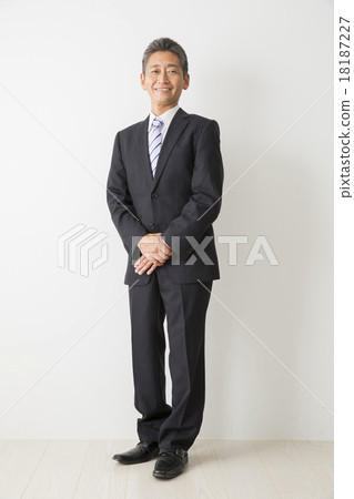 Senior men wearing a suit 18187227