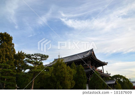 京都東福寺的三門(東北) 京都東福寺的三門(東北) 18187609