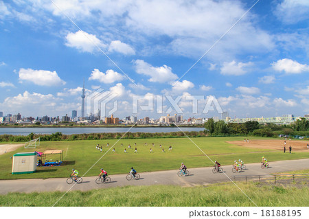 View of the Kine River Bridge Stadium and the Tokyo Sky Tree from the Arakawa Riverbed 18188195