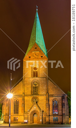 Night view of St. Nikolai Church in Kiel, Germany 18189751