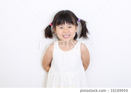 Smiley girl (5 years old) 18189950