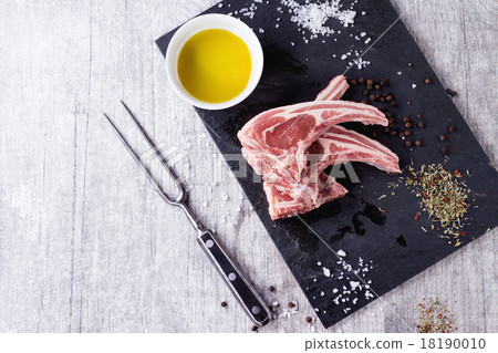 Raw lamb chops Raw lamb chops 18190010