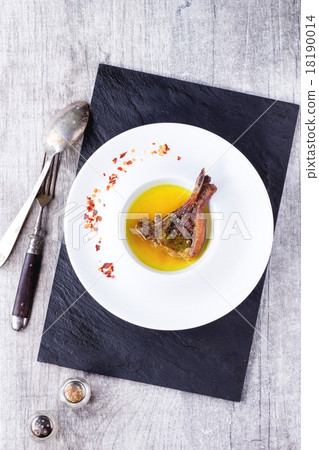 Well done grilled lamb chop 18190014