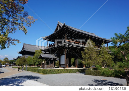 The Sanmon and the main hall of Kyoto "Tofukuji" 18190386