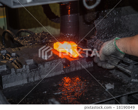 operator forging steel automotive parts 18190849