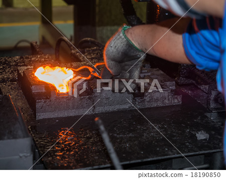 operator forging steel automotive parts 18190850