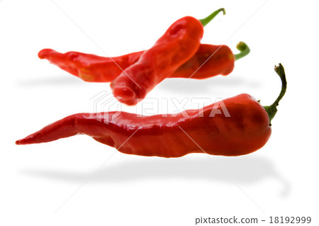 ripe red peppers 18192999