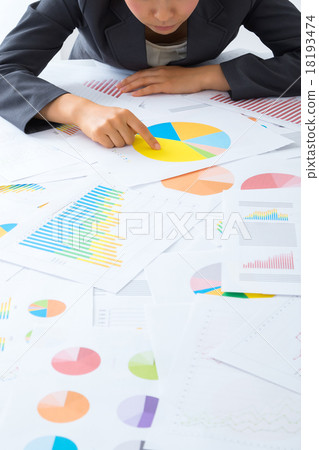 女性企業圖像運作的辦公室夫人大量文件文件數據女商人圖表 女性企業圖像運作的辦公室夫人大量文件文件數據女商人圖表 18193474