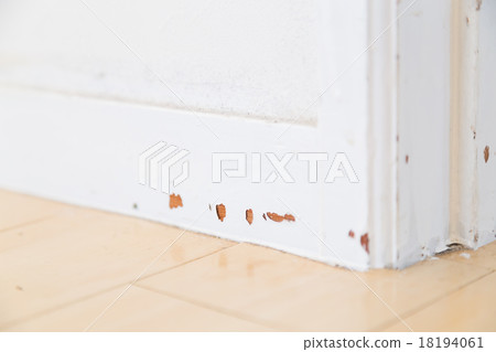 Wall aging damage before renovation Damaged painful wall Wounded wall house My home White wall Door edge 18194061