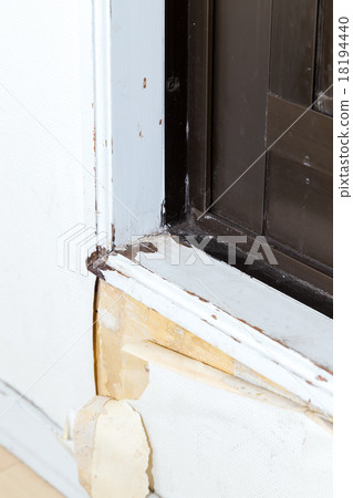 在裝修前牆壁老化損壞損壞的痛苦的牆壁受傷的牆壁房子我的家白牆壁邊緣 18194440