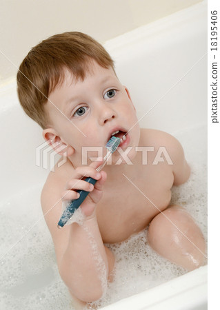 Three years child is brushing teeth 18195406