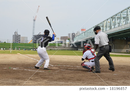 Grass baseball ~ Right batter / catcher · Referee (image) 18196857