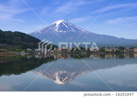 Mount Fuji during winter seen from Fujikawaguchiko 18201047
