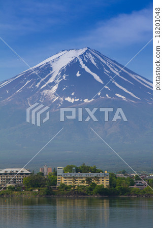 Mount Fuji during winter seen from Fujikawaguchiko 18201048