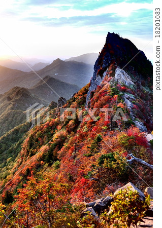 Mt. Ishizuchi of autumn leaves Mt. Ishizuchi of autumn leaves 18201083