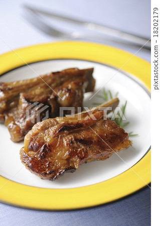 短時間內製作排骨的關鍵是準備工作。 18202179