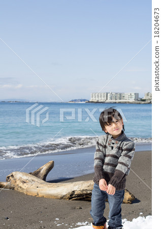 A smiling child and the coastal scenery where the snow remains 18204673