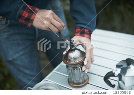 Man brewing coffee 18205998