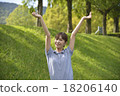 一位年輕的女士在公園裡清爽 18206140