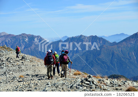走在Masaga dake的登山者：Tateyama縱向運動 18206525