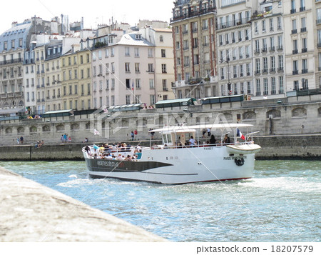 Boat cruise on the Seine river Boat cruise on the Seine river 18207579