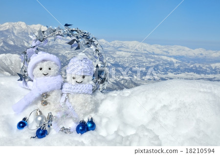 雪人 自製 和聖誕節裝飾品雪山背景 照片素材 圖片 圖庫