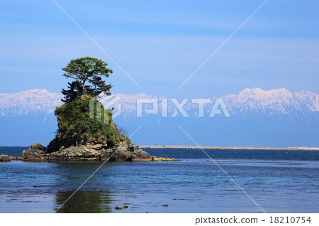 富山县ameyama沿海女性岩石和立山 图库照片