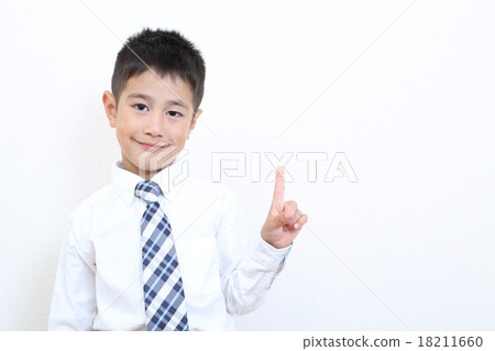 一個商人的男孩(指著一根手指) 一個商人的男孩(指著一根手指) 18211660