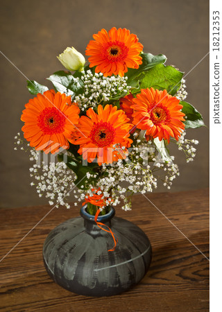 bouquet in vase 18212353