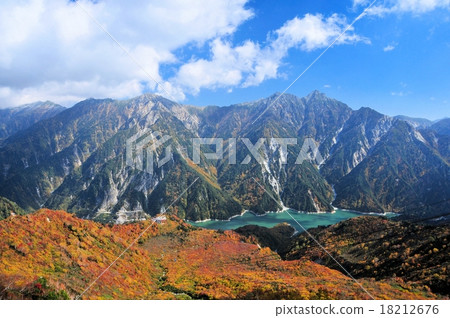 Tateyama Kurobe高山路線在秋天 18212676