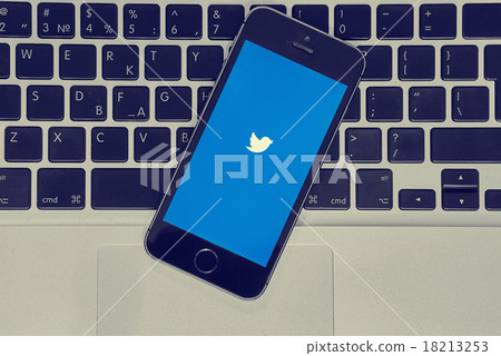 iPhone with Twitter app on macbook air 18213253