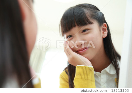微笑對鏡子的初中女孩 18213303