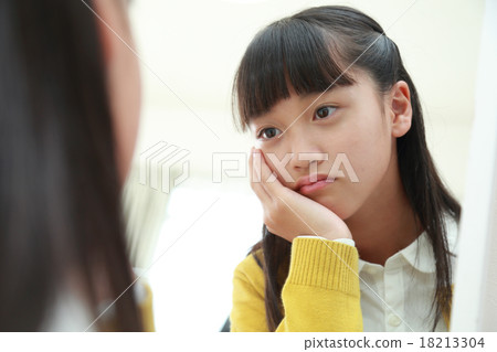 初中女孩患鏡子盯著 18213304