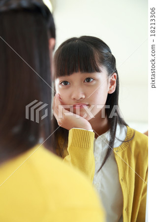 初中女孩患鏡子盯著 18213306