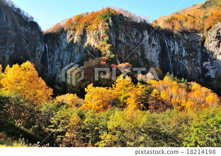 在長野縣日本的Yako大瀑布的秋葉100瀑布 在長野縣日本的Yako大瀑布的秋葉100瀑布 18214198