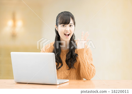 坐在一件簡單的屋子裡的長的頭髮少年婦女穿毛線衣 18220011