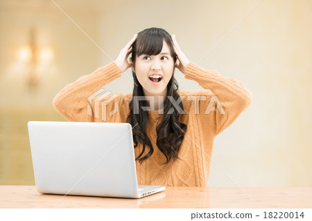 坐在一件簡單的屋子裡的長的頭髮少年婦女穿毛線衣 18220014