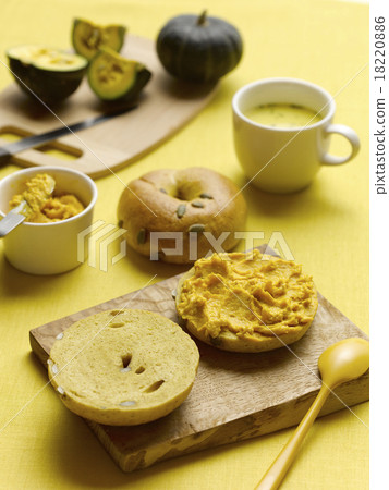 Pumpkin bagel 18220886