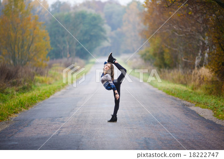 Young girl makes splits Young girl makes splits 18222747