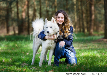 女孩 照片 happy girl with husky dog 首页 照片 人物 女性 女孩