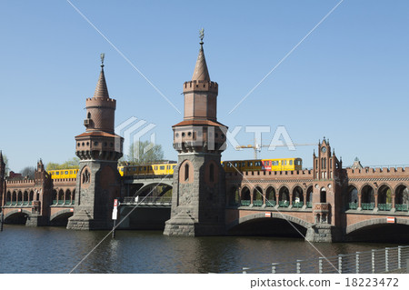 Oberbaumbrucke side Oberbaumbrucke side 18223472